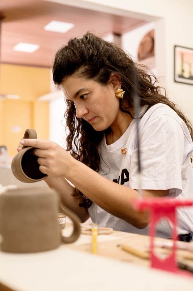 Peças de cerâmica em exposição no ateliê AMASSA CERRADO.